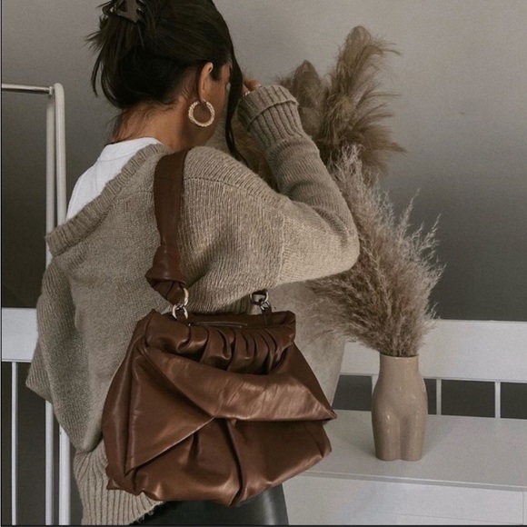 WRAP FRONT LEATHER BAG - Picture 2 of 11